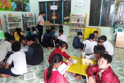 Học sinh đọc sách tại thư viện