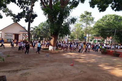 Giáo viên cùng các em học sinh tham gia lao động và trồng cây