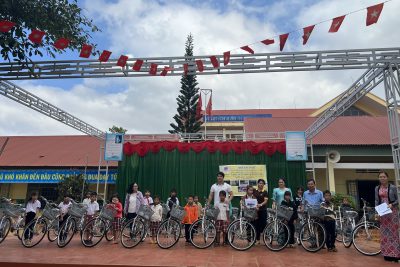 TRAO TẶNG XE ĐẠP VÀ BƠM XE CHO HỌC SINH NGHÈO TRƯỜNG TH NGUYỄN VĂN TRỖI